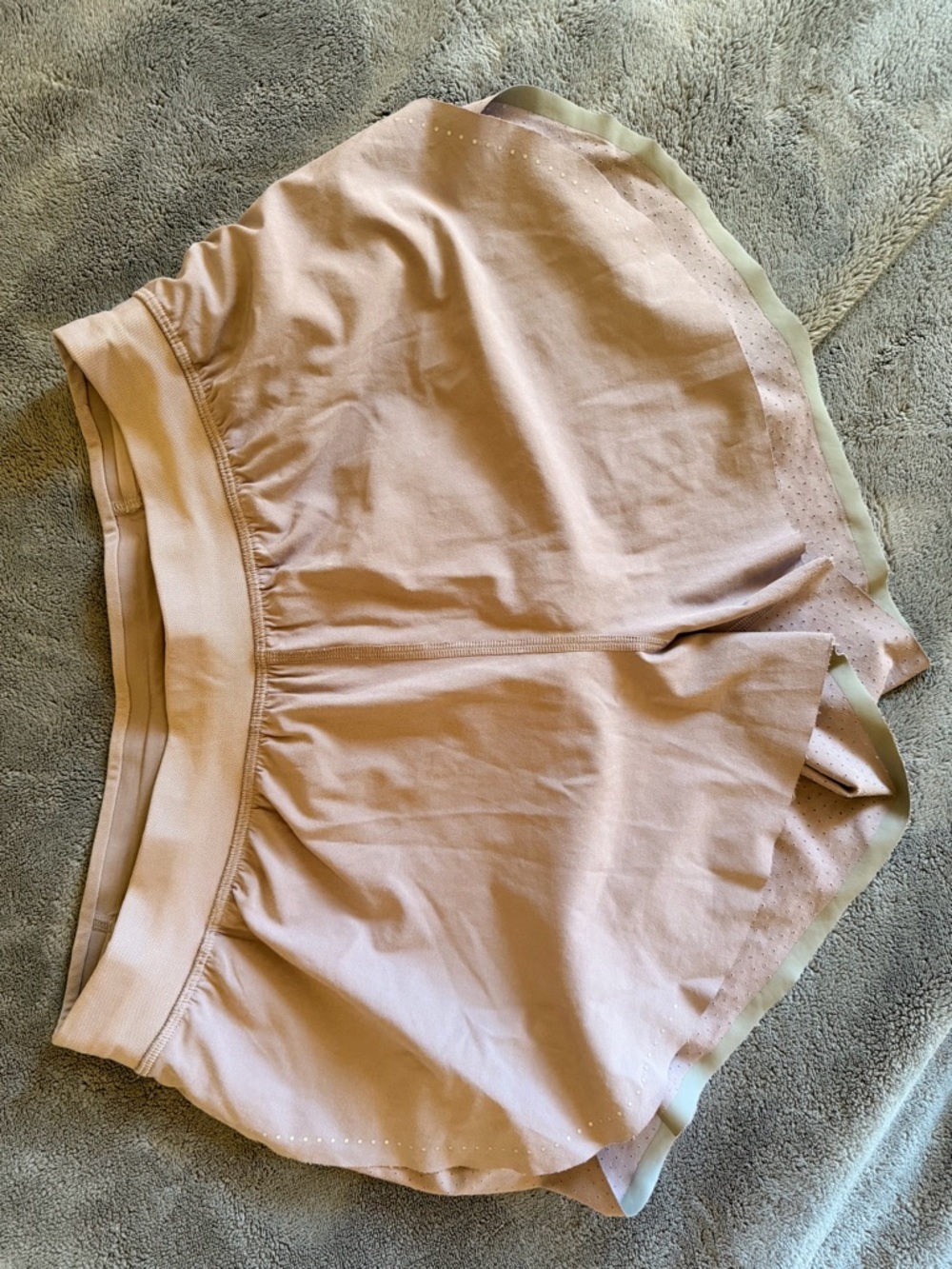 Lululemon find your pace short, size 6 in lavender